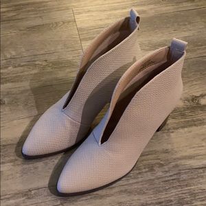 Women’s beige booties size 7.5